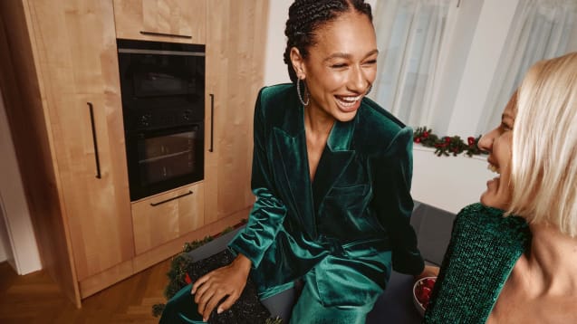 afbeelding van 2 vrouwen in chique kleding